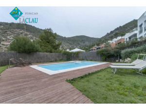Moderno chalet con piscina y vistas al mar en Sitges