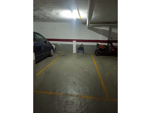 Plaza de aparcamiento para coche grande y trastero