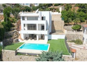 Moderna villa con preciosas vistas al mar a la venta en...