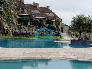Chalet adosado con piscina comunitaria, situado en prim...