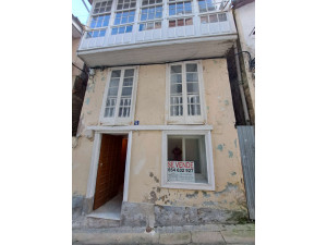 Se vende casa independiente en Pontedeume centro.