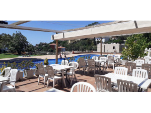 Restaurante en Serra Brava con piscina y terraza