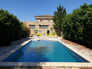 Espectacular casa de piedra con piscina que se encuentr...