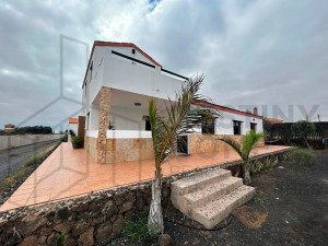 Espectacular villa en venta en Lajares