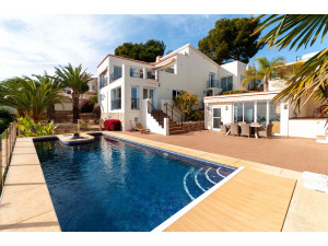 Impecable villa con bonitas vistas al mar en Panorama L...