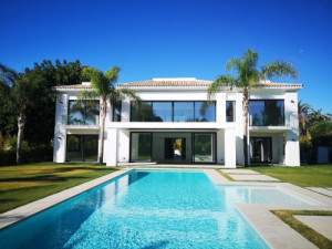 Espectacular villa moderna al lado de la playa en Guada...