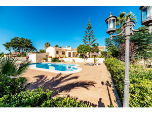 This is  a typical Spanish style Villa with land and fr...