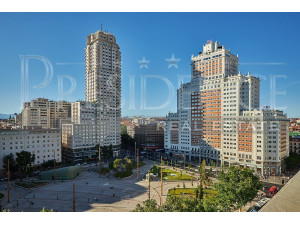Increible ático en venta en plena plaza de España (Ma...