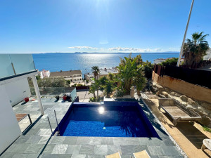 Magnifica casa con piscina desbordante y vistas al mar.