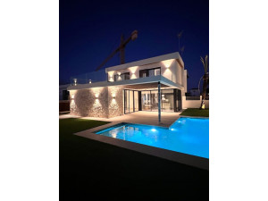¡Villa de nueva construcción con piscina privada en L...