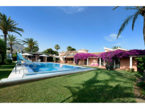 Impresionante villa con jardín y piscina climatizada e...