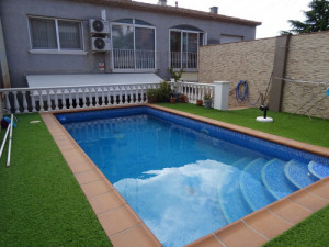 casa adosada con jardín  y piscina