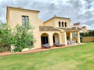 Wonderful villa at Los Cortijos de la Reserva in Sotogr...