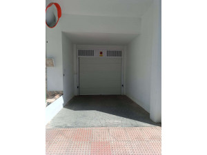 Se vende una cochera cerrada en el edificio Cervantes s...