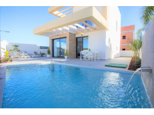 Magnífica villa nueva con piscina privada desde 275.90...