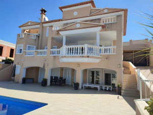 Bonita villa con piscina privada a la venta en Calpe