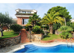 Venta de bonita Villa con piscina privada en Santa Susa...