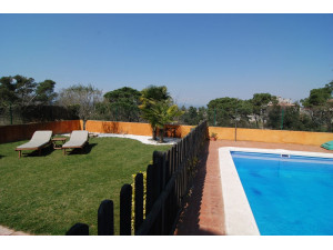 Venta de bonita casa con piscina privada en Mas Reixach...