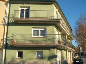 Casa esquinera con garaje y 3 habitaciones en Torroella...