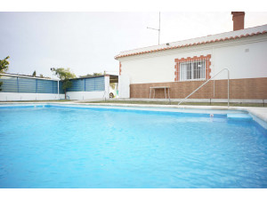 CH500. SUNNY COUNTRY HOUSE WITH POOL AND YARD. IN ROTA.