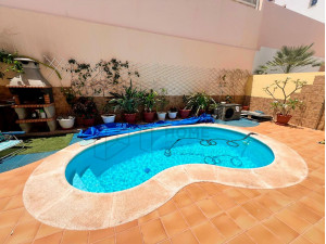 Maravillosa villa con piscina en venta en la urbanizaci...