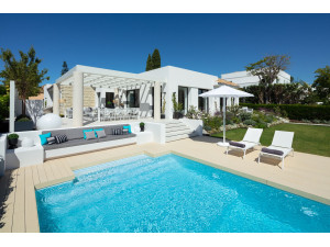 Elegante villa de nueva construcción en Marbella con i...