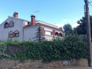 Chalet de 273 m2 con jardín y piscina en Castellnou de...