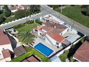 Preciosa casa independiente con piscina y amplio jardí...