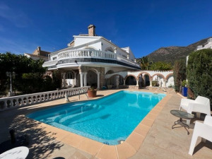 Magnífica villa de 478 m2, con piscina y magníficas v...