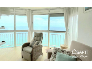 Apartamento con vistas panorámicas al mar.