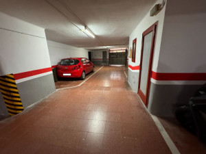 Plazas de aparcamiento para coche grande en zona Llefi...