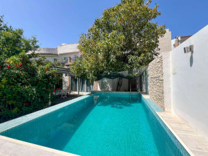 Espectacular casa con jardín y piscina en venta