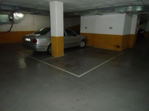 Parking en venta para coche mediano en Santa Coloma de ...