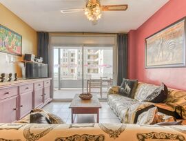 Apartamento en Salatar con vista parcial al mar, gran terraza y aparcamiento privado.