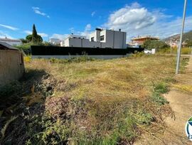 Parcela unifamiliar edificable en tranquila urbanización de Roses. ¡Buena oportunidad!