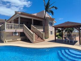 MAGNÍFICO CHALET CON 2 APARTAMENTOS