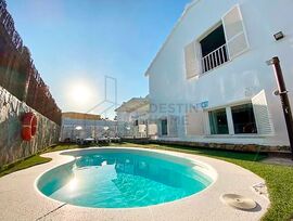 Villa de lujo de 4 dormitorios con piscina privada en venta en Corralejo