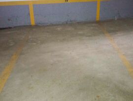 Parking numerado en avenida Catalunya.