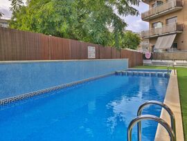 Piso situado en zona residencial, con piscina comunitaria y ascensor.