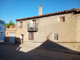 CASA DE PUEBLO EN SARRIÓN PARA REFORMAR, CON PATIO Y TERRAZA