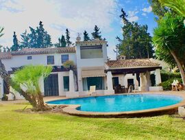 Preciosa Villa con casa principal y casa de huéspedes, a la entrada de Alfaz del Pi.