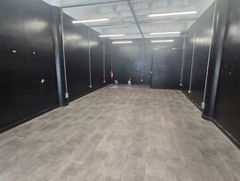 Se traspasa moderno local de diseño en Puerto Banús.