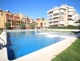 Piso en urbanización Costa del Oro en Torrox Costa  junto a la playa.