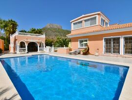 Villa de lujo en Calpe, con vistas al mar y gran parcela de 3800 m, situada a tan solo 1 km de la cala Puerto Blanco.