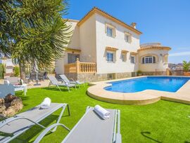 Villa situada a 1.5 Km. de la playa y del casco urbano de Calpe.
