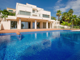 Villa de 4 dormitorios en Moraira, Costa Blanca, con piscina privada y vistas al mar, a solo 2 km de la playa.