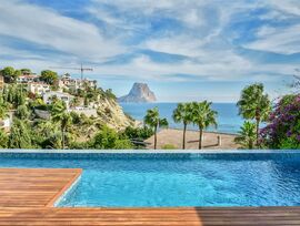 Villa de lujo de 3 dormitorios de nueva construcción, en Calpe, con piscina privada, espectaculares vistas al mar y al Peñón de Ifach, a solo 180 m de la playa.