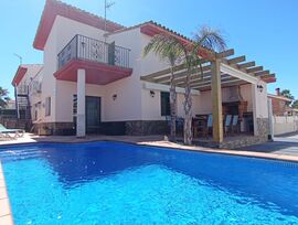 Espectacular chalet en venta en la urbanización de Riumar