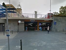 Plaza de aparcamiento para coche grande en el centro de Santa Coloma de Gramenet