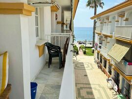 Moderno apartamento directamente en primera línea de mar con terraza y vistas al mar